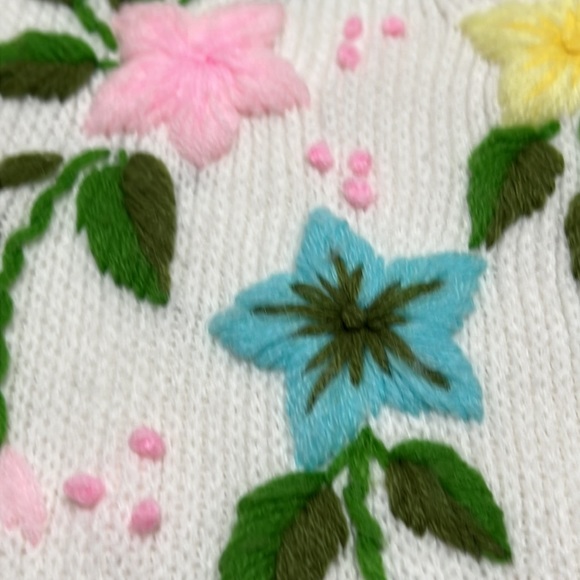 Vintage Sweater Bee By Banff White Cardigan Hand Embroidered Flowers Sz M EUC - Picture 6 of 13
